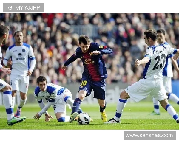 足球明星与路人亲密互动展现真实一面引发热议与感动