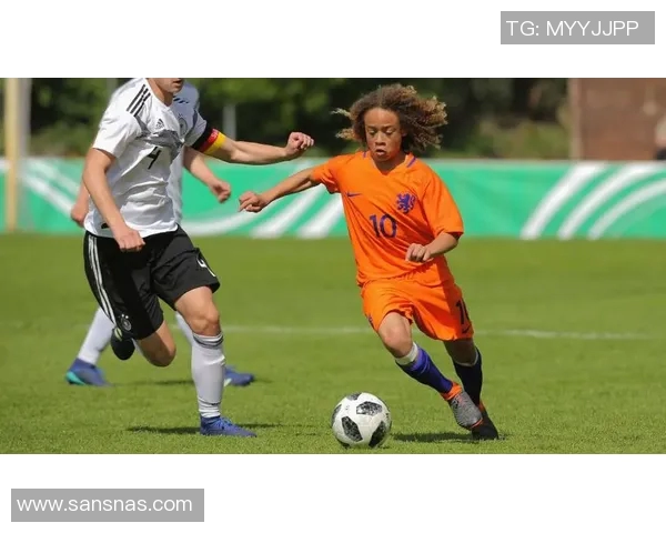 哈维西蒙斯的足球之路：从天才少年到职业联赛的闪耀明星